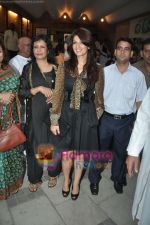 Twinkle Khanna inaugurate Prithvi Soni exhibition in Jehangir Art Galery, Mumbai on 27th May 2010 (21).JPG